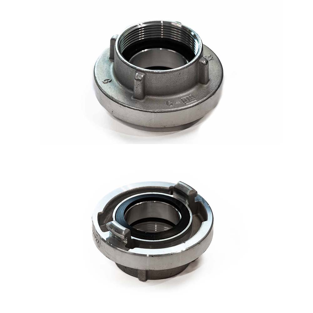 SG00727 Couplings and o-rings To couple a Storz connection, the two opposing couplings are pressed together such that the hooks of each one are inserted into the slots in the flange of the other. Then they are rotated in opposite directions until they are tight, or latched engages.