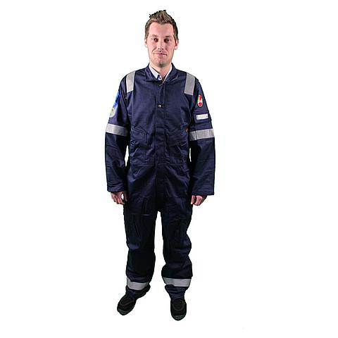 SG03210 Coverall De veiligste werkkleding tegen steekvlammen. De veiligheidslaarzen dienen apart besteld te worden.